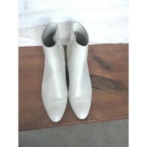 Van Eli Women's 9.5W White Boots 2.5 Inch Heel